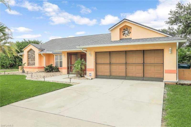 Single story home with stucco siding, driveway, a front lawn, a shingled roof, and a garage