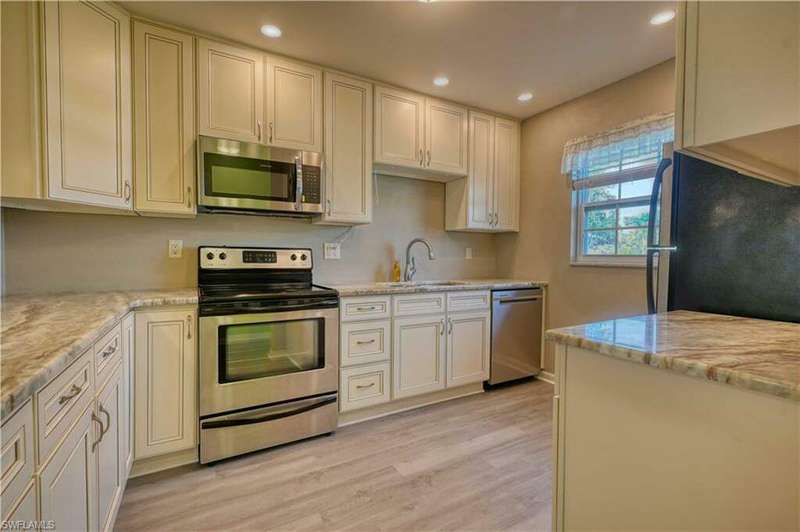 Beautiful kitchen, tons of cabinets