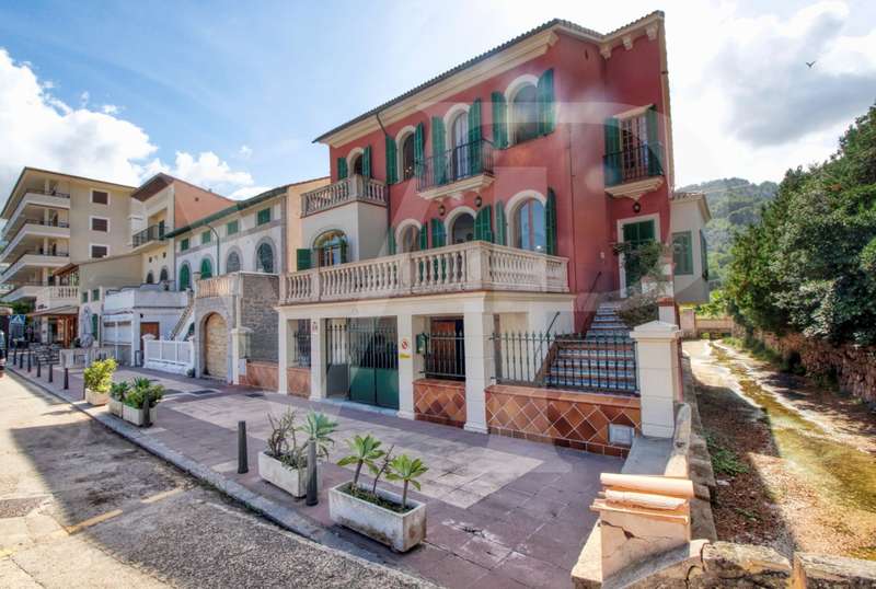 en-venta-fantástica-villa-señorial-de-1925-en-esquina-con-jardín-en-zona-tranquila-en-primera-línea-de-la-playa-platja-d'en-repíc-del-puerto-de-sóller