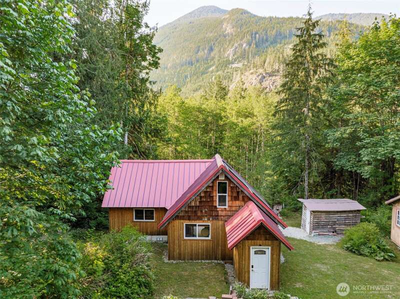 Off grid turn key Cabin in the woods with all the comforts of home.
