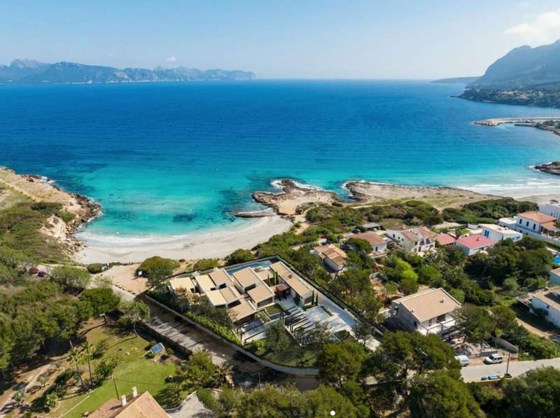 Lujosa-Villa-frente-mar-en-exclusiva-zona-Mal-Pas-Alcudia