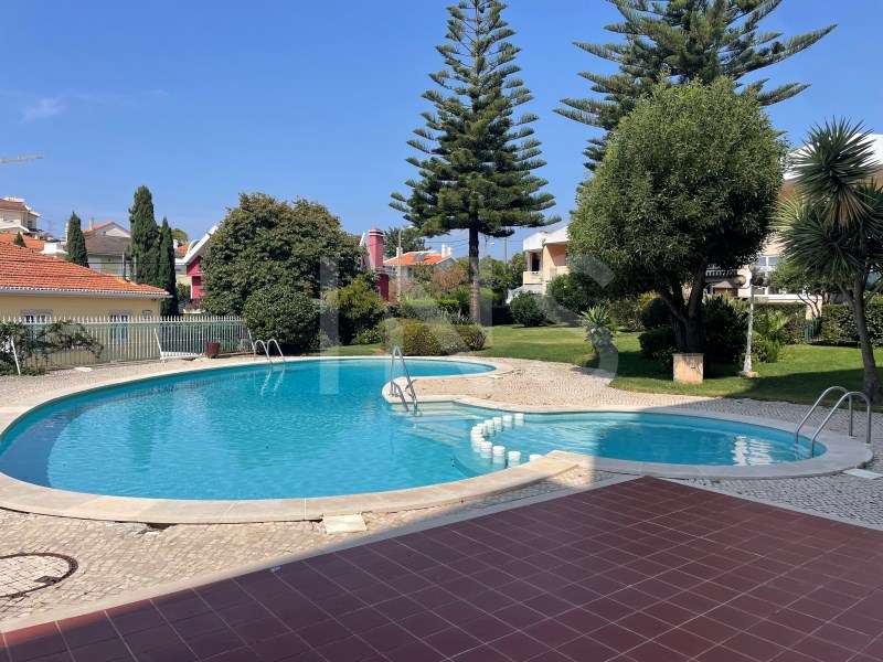 Apartamento T2 para venda em condomnio privado com piscina no Estoril.