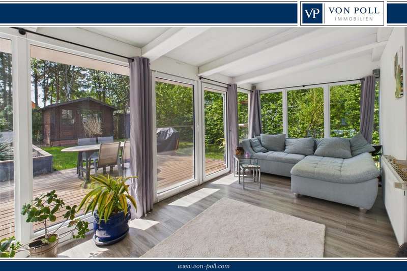 Wohnzimmer mit Blick in den Garten