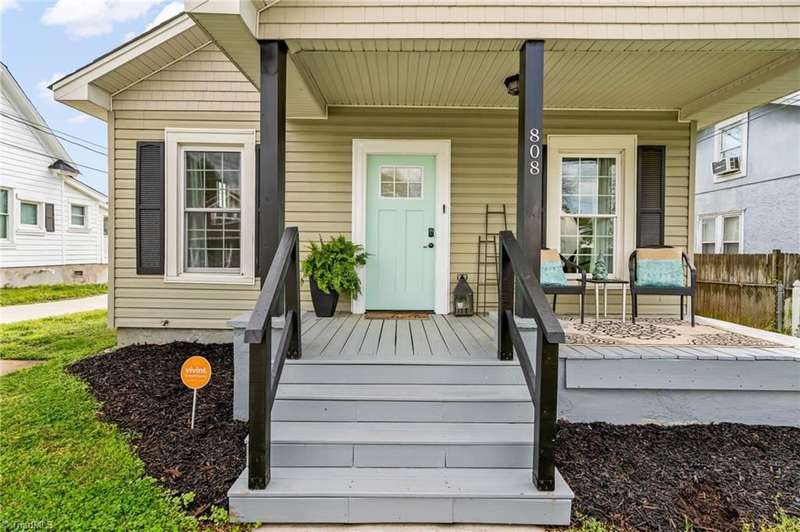 Adorable Move in Bungalow!