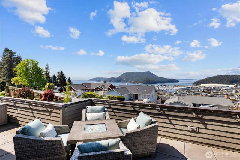 Sweeping views of islands, ocean and Skyline Marina