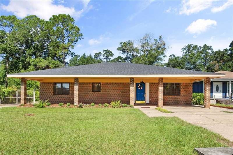 4/2.5 in the heart of Satsuma with over 2000 square feet and a detached garage