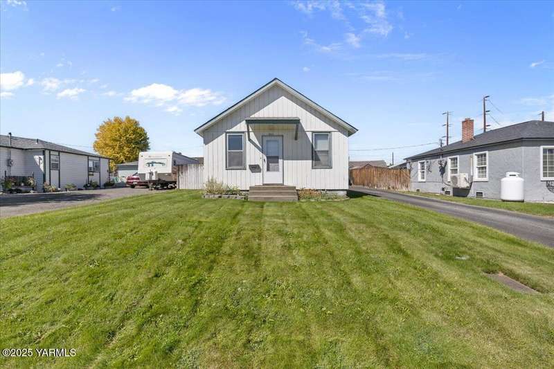Large Grassy Lawn!