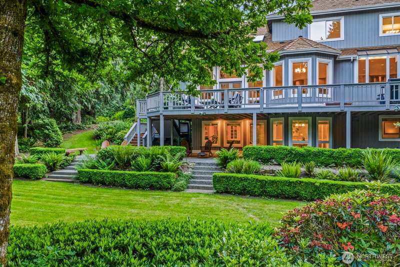 Welcome to Broadhurst, a sprawling estate neighborhood in Redmond with beautiful custom homes on acre plus lots.
