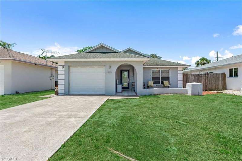 Single story home with stucco siding, concrete driveway, a garage, and a shingled roof