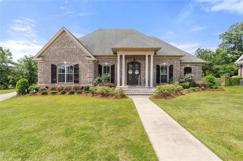 Beautiful custom home in the Kalifield subdivision in Saraland