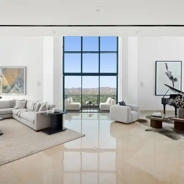 Luxurious Penthouse with Breathtaking Views on Wilshire Corridor