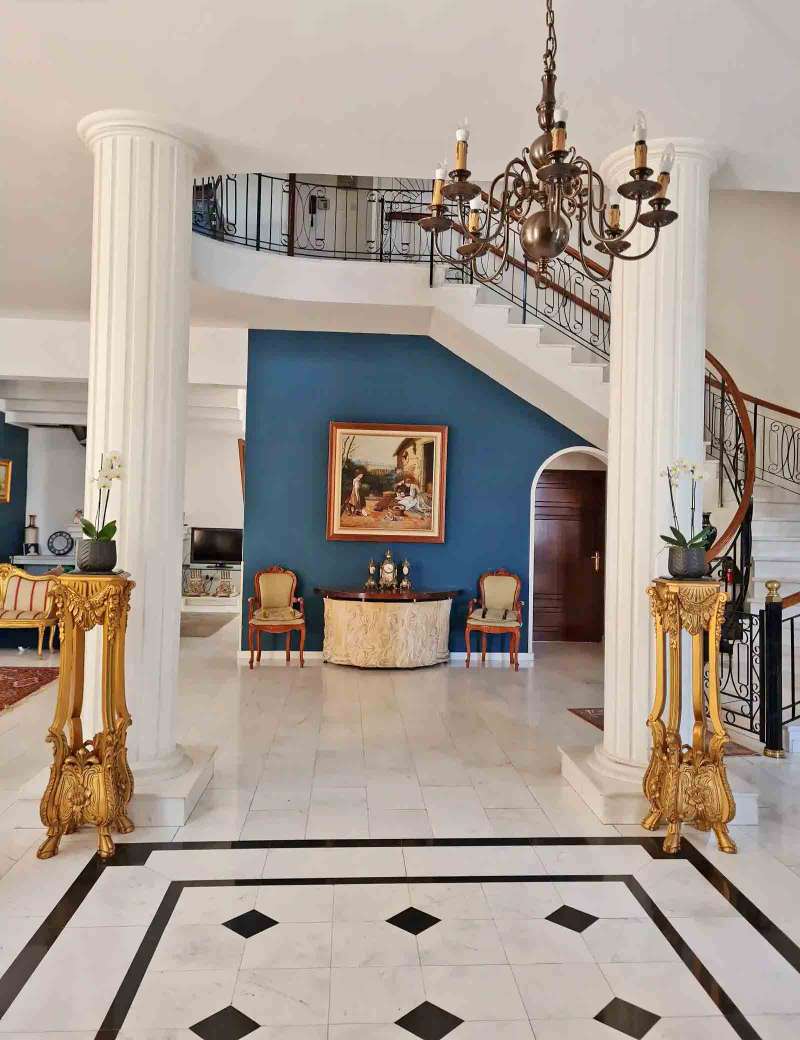 Luxurious Villa Image