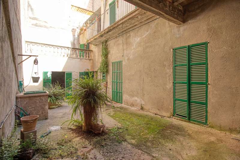 Gro?es Herrenhaus zum Renovieren mit vielen M?glichkeiten im Zentrum von Manacor