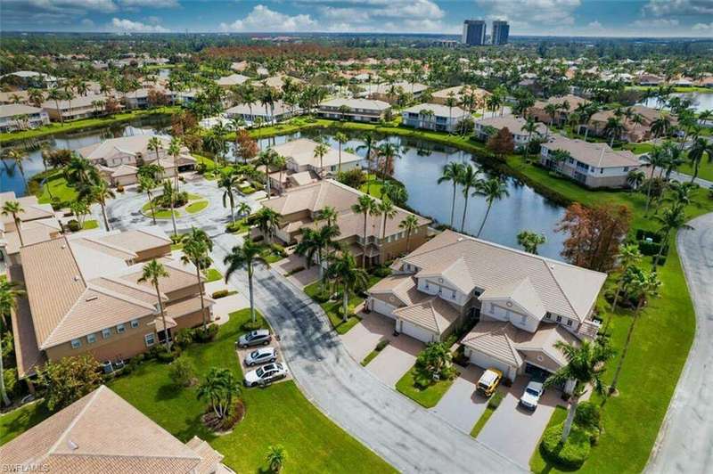 View of front of property featuring a front yard