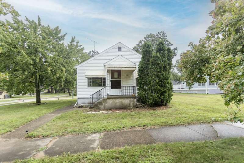 Close to schools, park, beach, and downtown