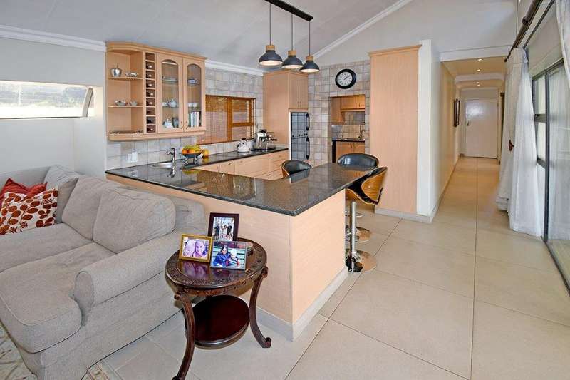 KITCHEN/LOUNGE