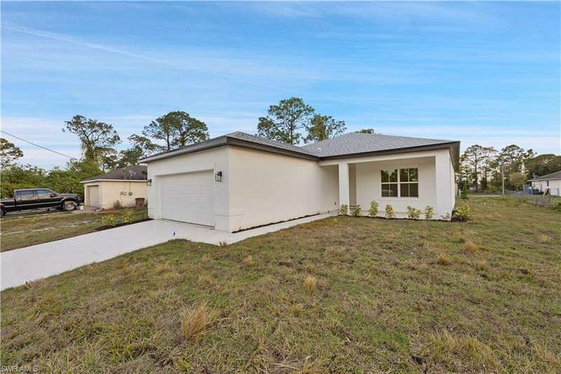 View of front of house featuring a garage and a front yard