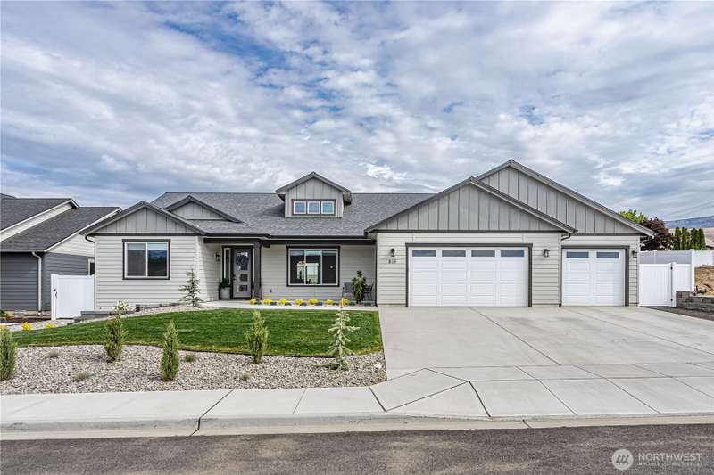 Welcome Home!  819 N Newport Lp