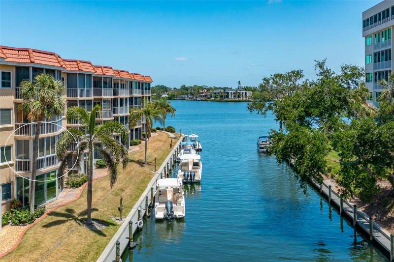 Aerial view showing close proximity to the Gulf.