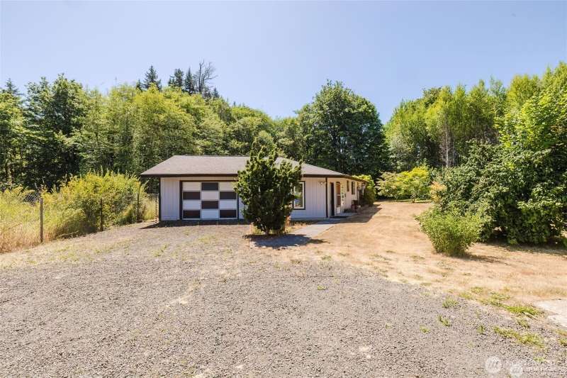 3 bedroom 1.75 baths on a creek conveniently close to Hwy 101 big yard and lots of parking. partially fenced