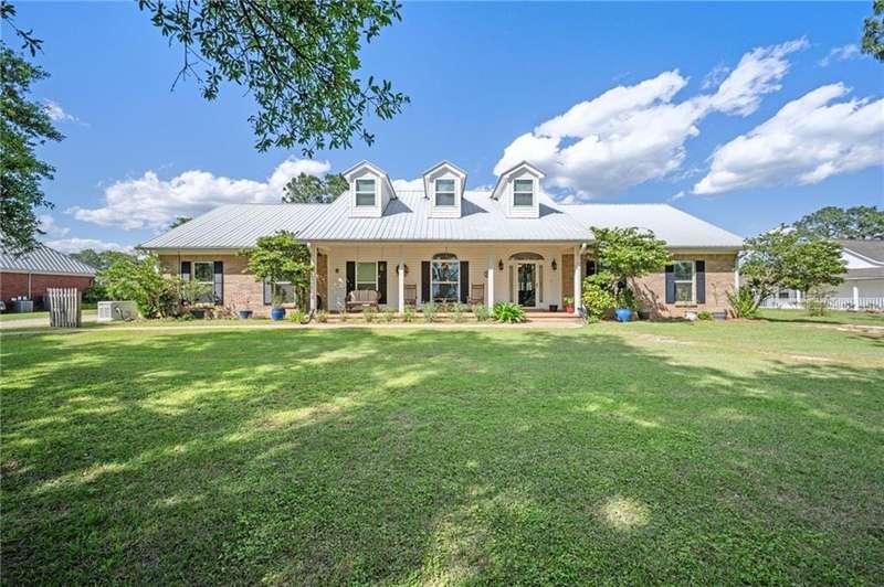Cape cod-style house sitting on 1 acre of land in beautiful Saraland