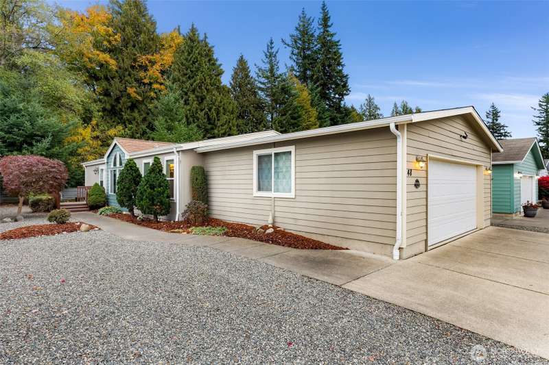 Great single level home in 55+ park.