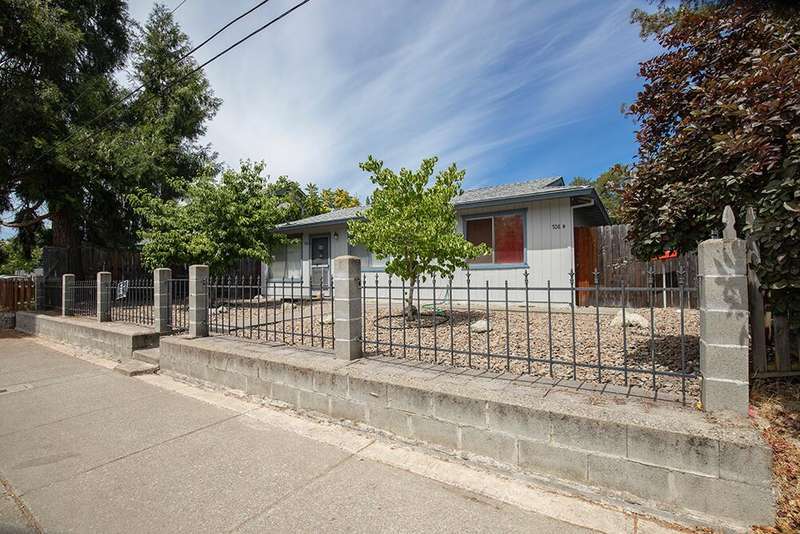 708 Sw Bridge St Listing Photos - 1 of 5