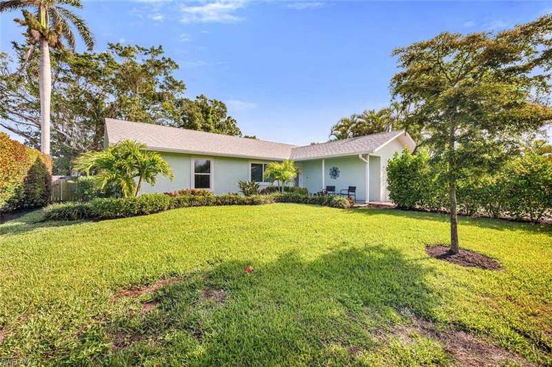 Single story home featuring stucco siding and a front lawn