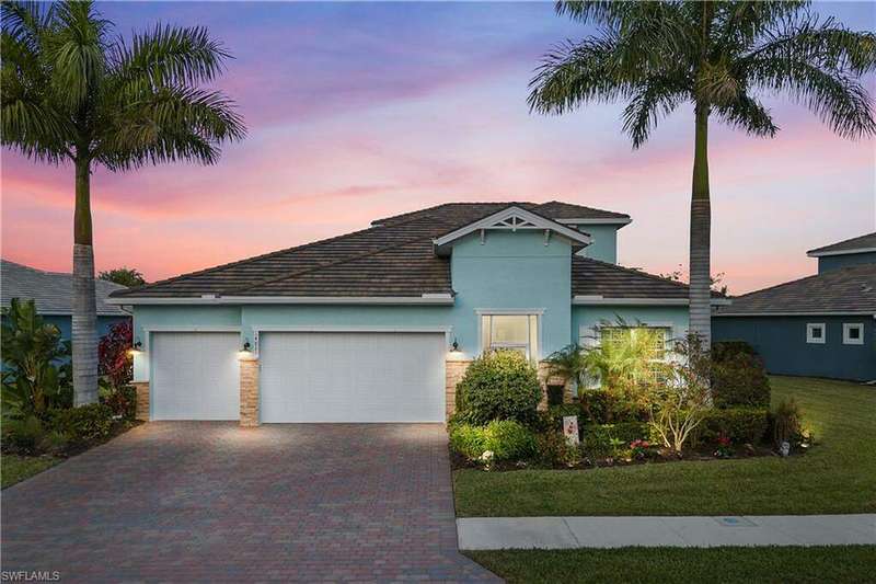 View of front of home featuring a yard and a garage