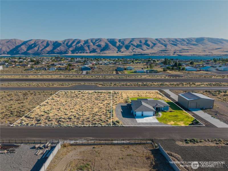 Lot to the left of the house in this pic!