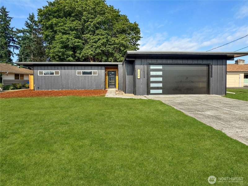 Freshly renovated inside & out! Fall in love with your new home in Sumner.