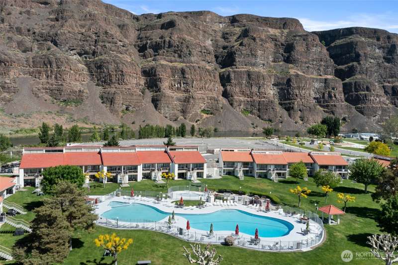 The Resort Lifestyle Discovered in Crescent Bar