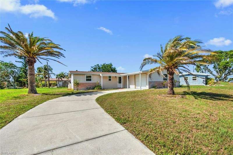 Ranch-style house featuring a front lawn