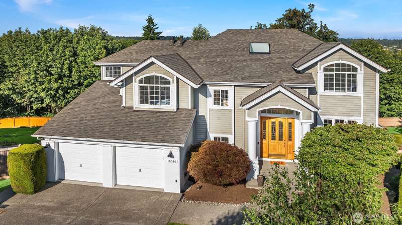Perfect Woodinville location not far from Kingsgate, above Woodinville Wine Country, and just a short drive to shopping and restaurants at the Village at Totem Lake. The garage is a huge 3 car tandem with lots of storage. On the lower level you have an ad