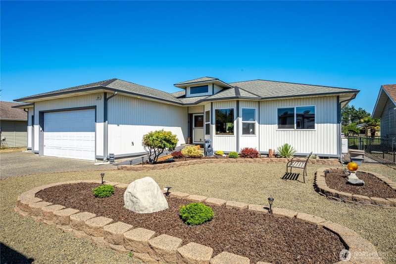 Spacious golf course rambler!
