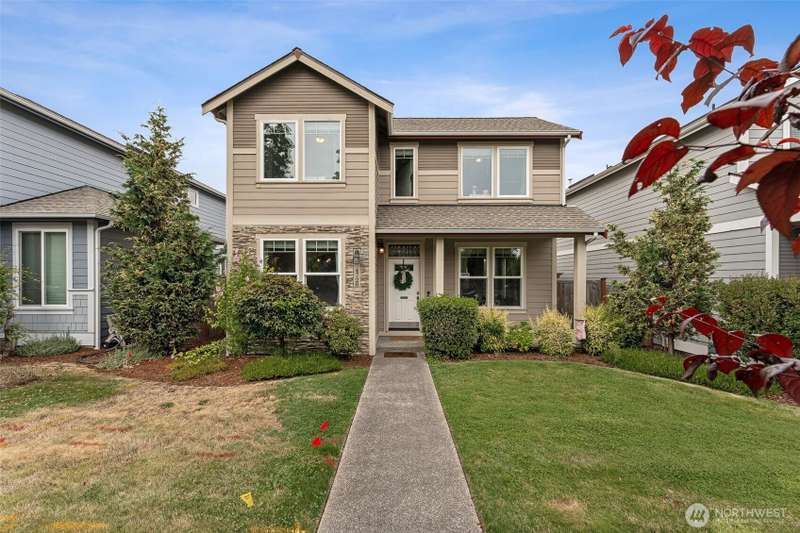 Front view of home, I LOVE the stone accents!