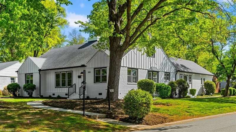 300 N Holden: a Grandeur renovation in Starmount Forest