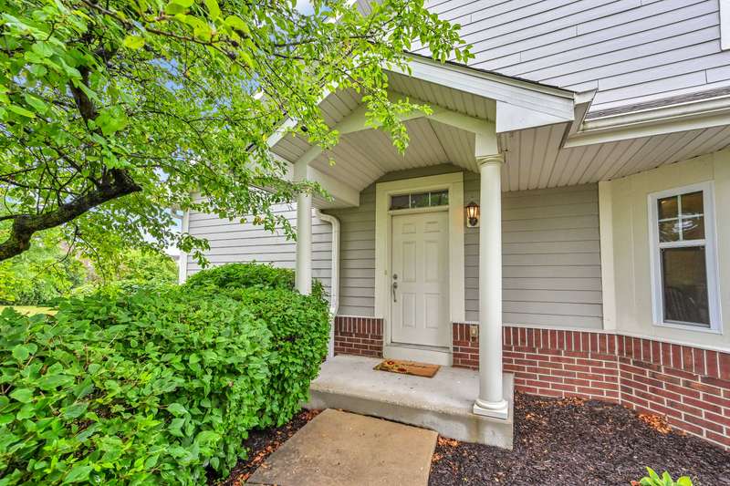 Great Curb Appeal!