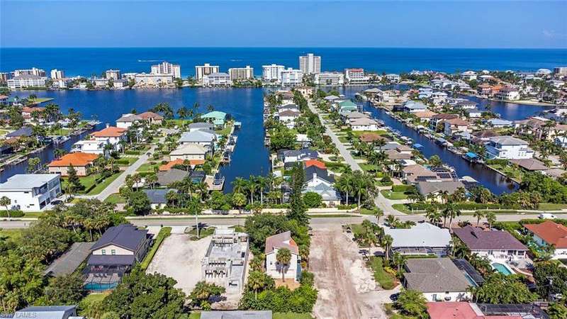 Birds eye view of property with a water view