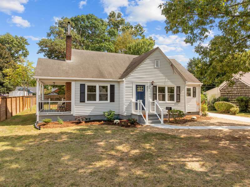 Front of house w/ view of covered side porch