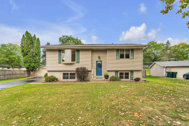 Welcome to 633 W Hollybrook Ln!