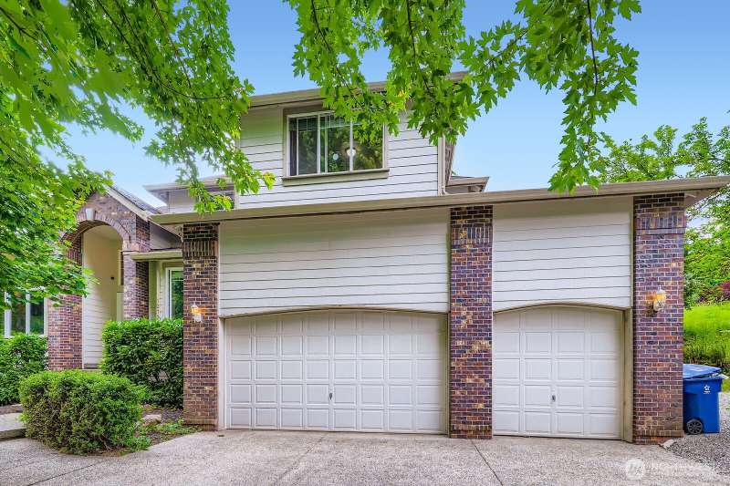 Unique 2-story, 2990sf home located on a .9 acre lot in a cul-de-sac with only 7 other homes in Renton in the Issaquah School System.