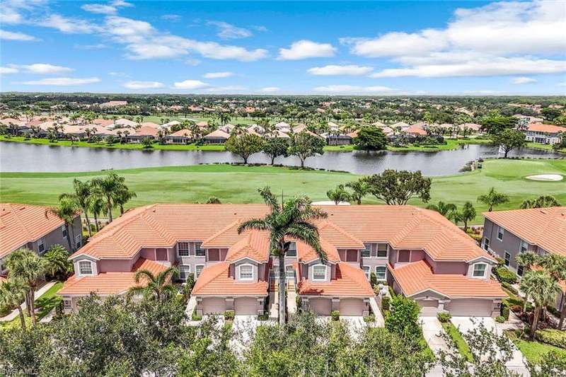 Wow, what an amazing view of lakes, golf and the fountain.