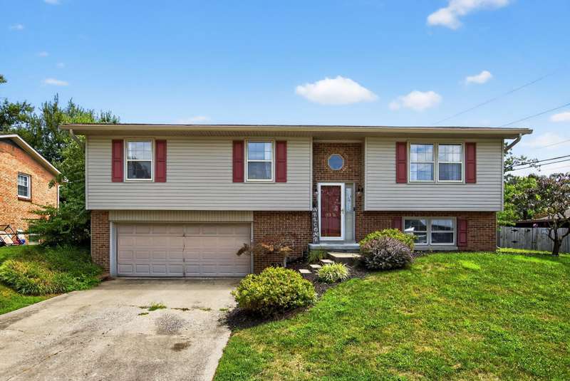 112 Queensway - front