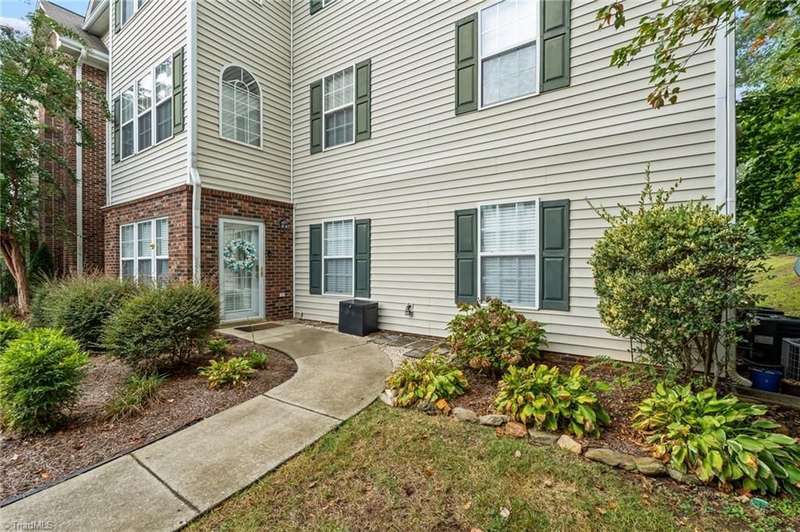 Private side entry - NO STAIRS!