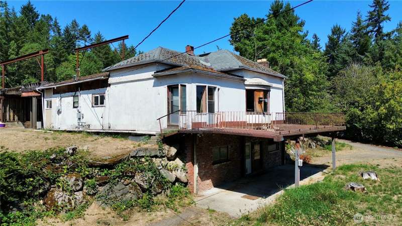 Property lines are approximate.  Buyer to do due diligence on property lines.