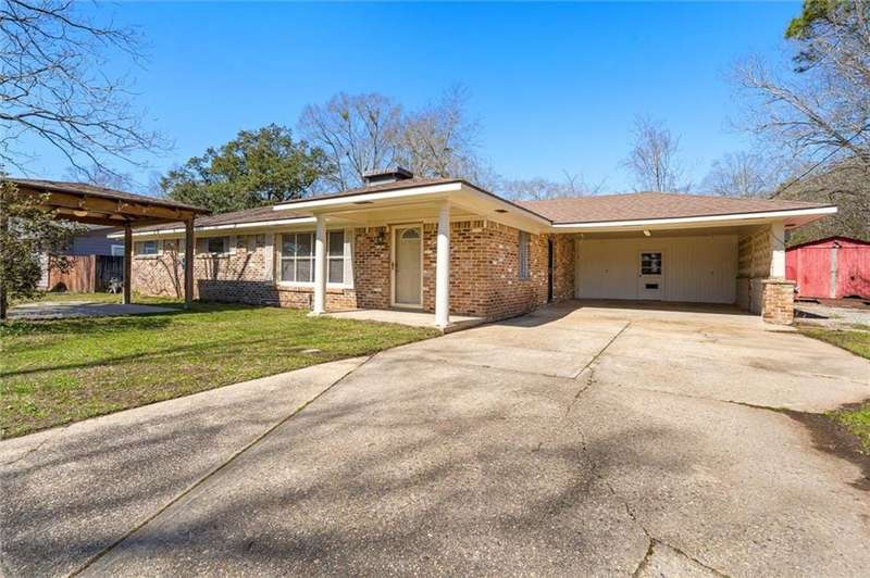 Lovely ranch home or commercial space on Shelton Beach Rd. in Saraland