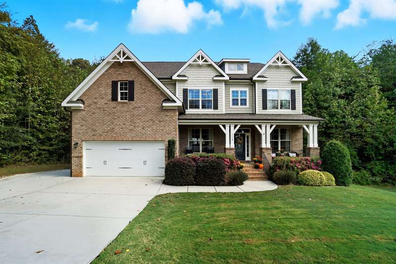 Welcome Home!! Located on a quite cul-de-sac and surrounded by lush trees!