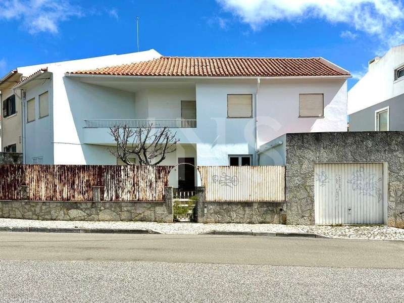 Moradia T5 para remodela??o, com jardim e garagem no Estoril