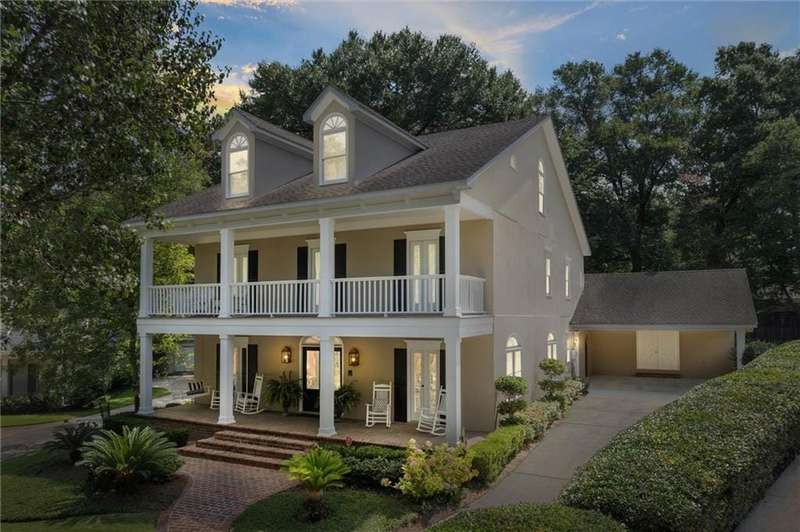 Come tour this lovely Spring Hill home.